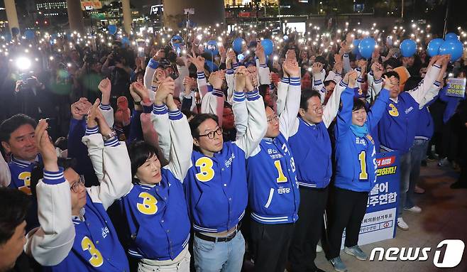 이재명 더불어민주당 대표 및 참석자들이 공식 선거운동 마지막날인 9일 서울 용산구 용산역광장에서 열린 더불어민주당 정권심판·국민승리 총력유세에서 총선승리 기원 퍼포먼스를 펼치고 있다. 2024.4.9/뉴스1 ⓒ News1 임세영 기자