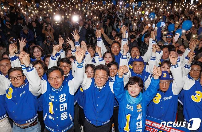 이재명 더불어민주당 대표, 강태웅 후보를 비롯한 참석자들이 9일 오후 서울 용산구 용산역 광장에서 열린 정권심판·국민승리 총력유세에서 퍼포먼스를 하고 있다. (공동취재) 2024.4.9/뉴스1 ⓒ News1 임세영 기자