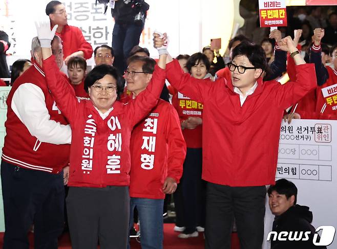 한동훈 국민의힘 비상대책위원장 겸 총괄선거대책위원장이 공식 선거운동 마지막날인 9일 저녁 서울 중구 청계광장에서 이혜훈(중‧성동을) 후보 등과 함께 총력유세를 펼치고 있다. 2024.4.9/뉴스1 ⓒ News1 구윤성 기자