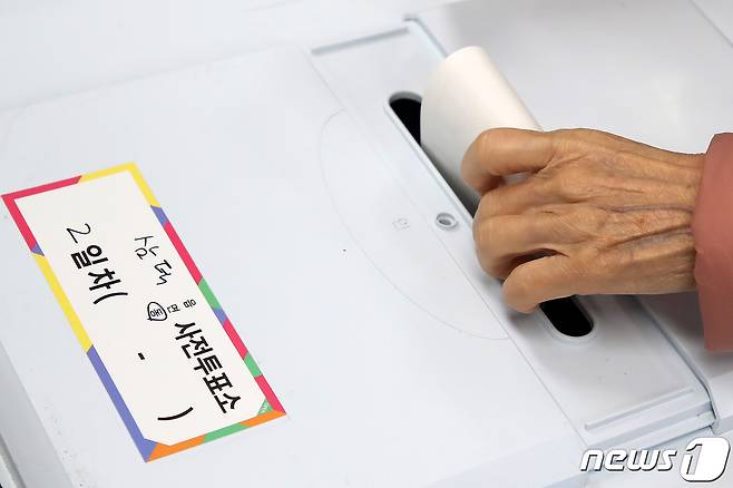 22대 총선 사전투표 둘째 날인 지난 6일 오전 대구 중구 삼덕동 행정복지센터에 마련된 투표소에서 한 유권자가 투표하고 있다. 2024.4.6/뉴스1 ⓒ News1 공정식 기자