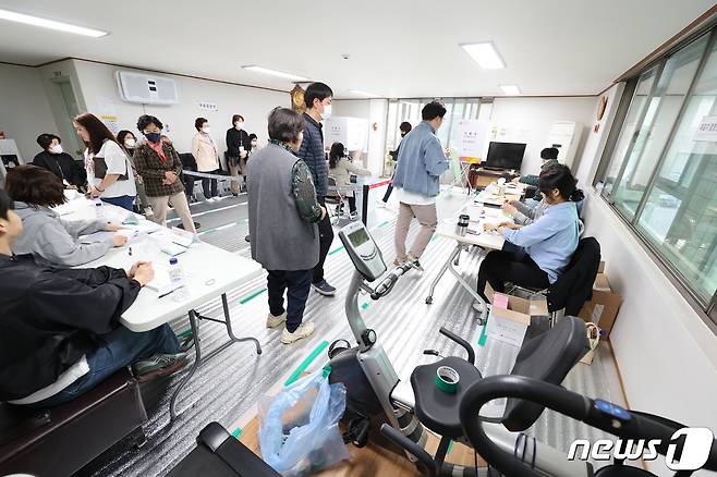 제22대 국회의원 선거 투표날인 10일 오전 광주 광산구 운남동 삼성아파트 경로당에 마련된 투표소에서 유권자가 투표를 하고 있다. 2024.4.10/뉴스1 ⓒ News1 김태성 기자