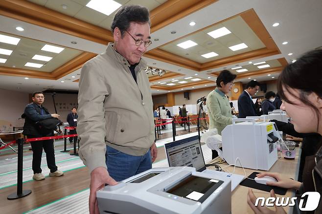 이낙연 새로운미래 광주 광산을 국회의원 후보가 5일 광주 광산구 첨단1동행정복지센터에서 배우자 김숙희 여사와 함께 투표를 하고 있다.2024.4.5/뉴스1 ⓒ News1 김태성 기자