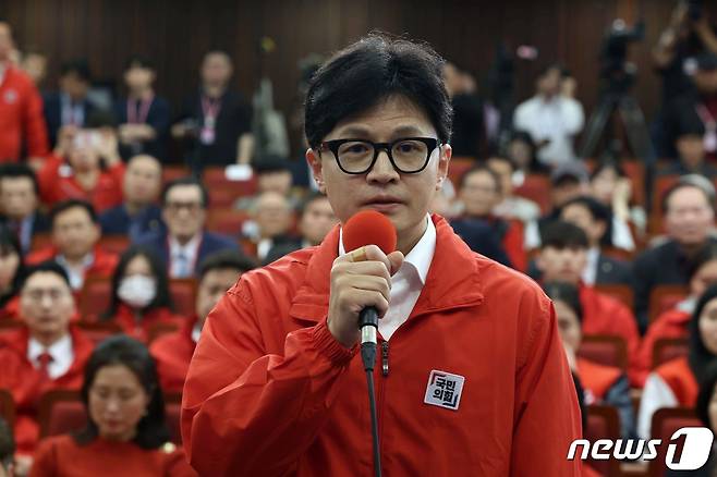 한동훈 국민의힘 총괄선대위원장이 10일 서울 여의도 국회도서관에 마련된 국민의힘 총선 개표상황실에서 개표방송을 지켜본 뒤 발언하고 있다. (공동취재) 2024.4.10/뉴스1 ⓒ News1 송원영 기자