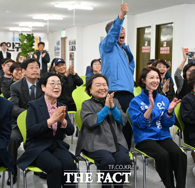 안귀령 더불어민주당 서울 도봉갑 후보(오른쪽)가 10일 방송3사 출구조사 결과가 나오자 박수를 치며 기뻐하고 있다. / 안 후보 캠프 제공