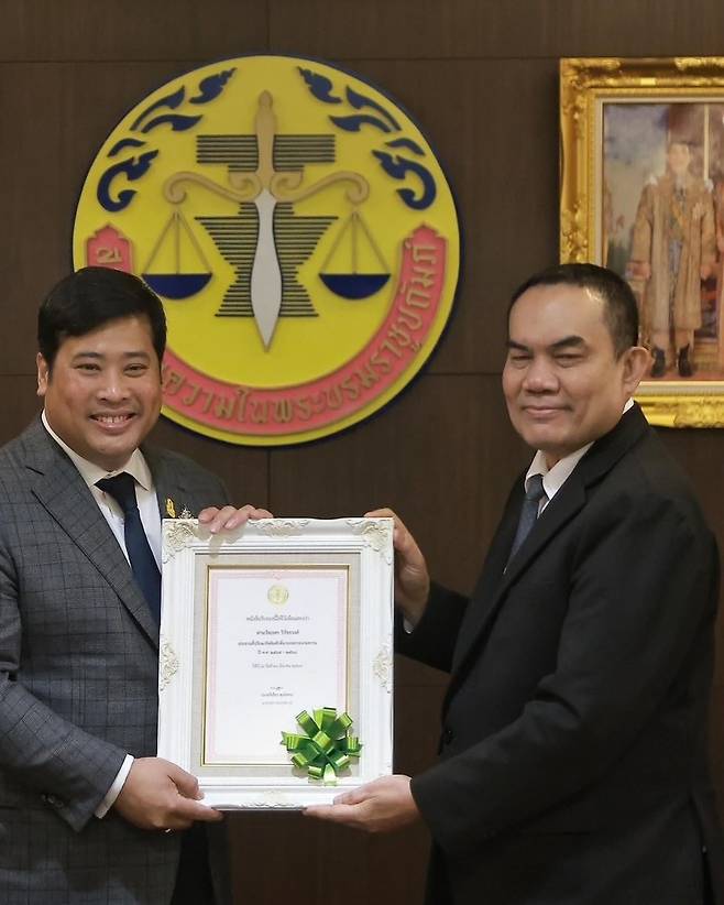 5일 태국 방콕 변호사협회 본부에서 태국 국왕 라마 10세의 둘째 아들 바차라에손 비바차라웡세(왼쪽)가 위치엔 추브타이송 변호사협회장으로부터 협회장 명예 자문위원장으로 임명하는 서한을 전달받고 있다. /바차라에손 페이스북