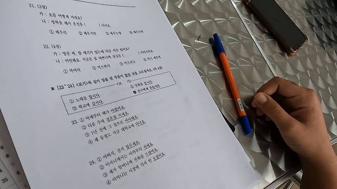 한 해외 한글학교에서 현지 학생이 한국어 시험 문제를 교재 삼아 공부하고 있다. /연합뉴스