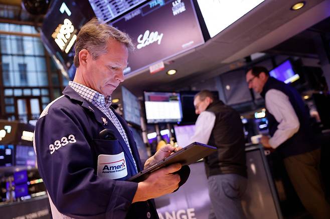 뉴욕증권거래소(NYSE)에서 트레이더들이 업무를 보고 있다. /AFP