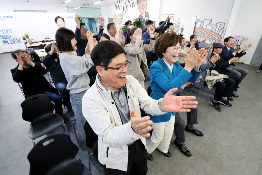 민주당 대전 유성구갑 조승래 후보 캠프 관계자들이 출구조사 결과 발표에 환호하고 있다. 김영태 기자