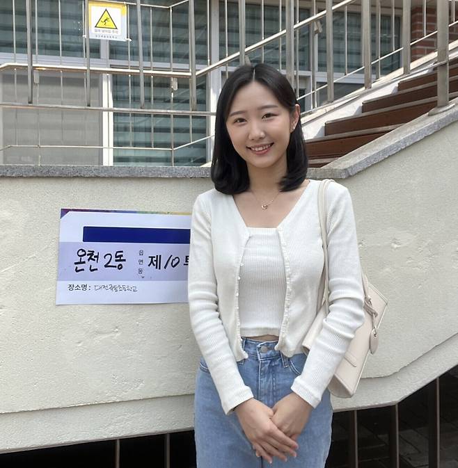 제 22대 국회의원 선거날인 10일 대전 유성구 죽동초등학교에 설치된 온천 2동 제10투표소에서 대학생 황보영(20) 씨가 생애 첫 투표에 나섰다. 최다인 기자
