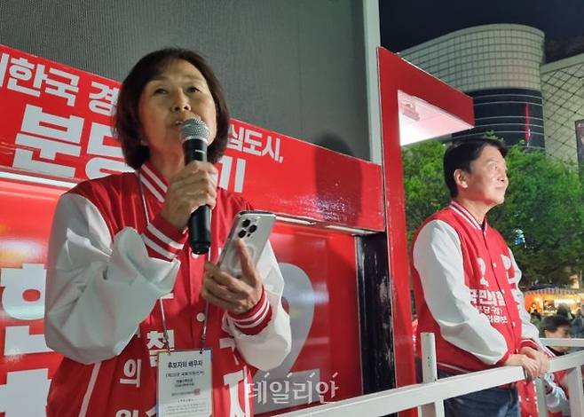 4·10 총선이 불과 하루 앞으로 다가온 9일, 수도권 최대 격전지로 꼽히는 경기 성남분당갑에서 4선에 도전하는 안철수 국민의힘 후보의 배우자 김미경 서울대 의대 교수가 야탑역 일대에서 13일간의 공식 선거운동을 마무리하며 막판 지지를 호소했다. ⓒ데일리안 김찬주 기자