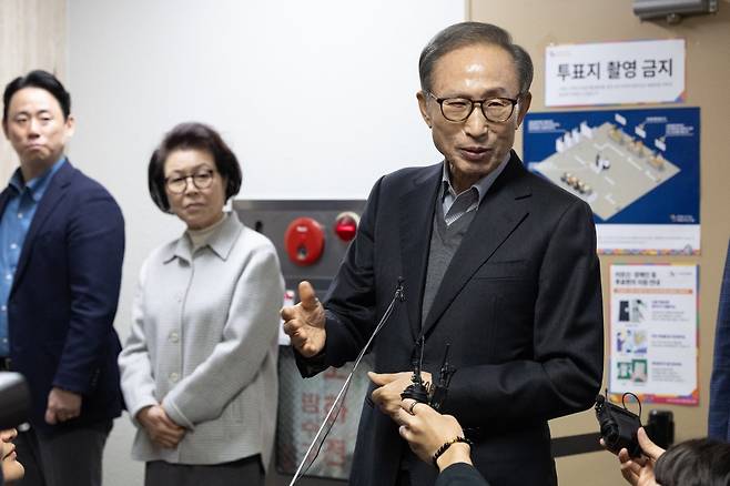 이명박 전 대통령이 제22대 국회의원선거 일인 10일 오전 서울 강남구 논현1동 제3투표소에서 투표를 마치고 취재진의 질문에 답하고 있다. 2024.4.10. 사진공동취재단