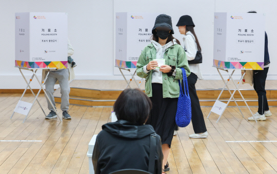 제22대 국회의원선거일인 10일 서울 영등포구 영등포아트홀에 마련된 당산1동 제4투표소를 찾은 유권자들이 투표하고 있다.   [연합뉴스]
