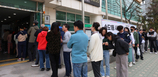 제22대 국회의원선거 사전투표 둘째 날인 6일 인천 연수구 송도1동행정복지센터에 마련된 사전투표소에 유권자들이 줄을 서 있다.   [연합뉴스]