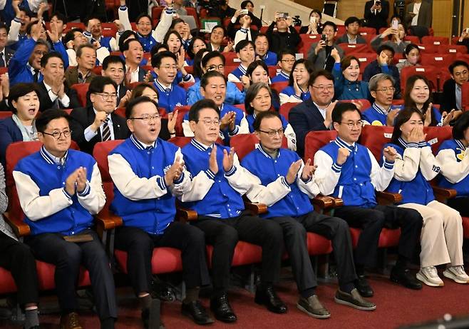 이재명 더불어민주당 대표(맨 앞줄 왼쪽에서 세 번째) 등 당 관계자들이 10일 오후 국회 의원회관에 마련된 4.10 총선 개표상황실에서 출구조사 결과를 보며 환호하고 있다. 공동취재