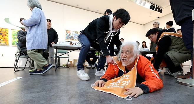 박경석 전국장애인차별철폐연대(전장연) 상임공동대표가 제22대 국회의원 선거 투표일인 10일 오전 서울 종로구 혜화동 혜화아트센터에 마련된 혜화동 제3투표소에서 기어서 기표소로 향하고 있다. 김정효 기자 hyopd@hani.co.kr