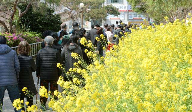 제22대 국회의원 선거일인 10일 울산 남구 동평중학교에 마련된 달동 제3투표소에서 유권자들이 투표를 하기 위해 줄을 서서 기다리고 있다. 울산=뉴시스