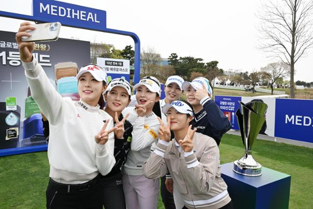 KLPGA 메디힐·한국일보챔피언십에 참가한 김재희(왼쪽부터 시계방향) 박현경 이예원 홍예원 이다연 김민별이 포토콜 행사를 마친후 기념촬영을 하고 있다. 인천=왕태석 선임기자