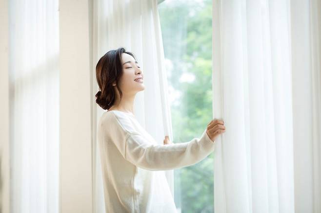 실내 공기 정화를 위해 하루 세 번, 한 번에 30분 환기를 권장한다./사진=클립아트코리아