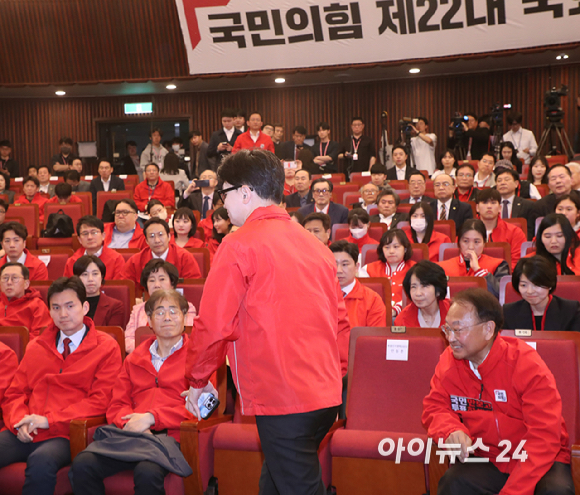 한동훈 국민의힘 비상대책위원장이 10일 오후 서울 여의도 국회도서관 대강당에 마련된 국민의힘 제22대 국회의원선거 개표상황실에서 출구조사 시청 후 개표상황실을 떠나고 있다. [사진=곽영래 기자]