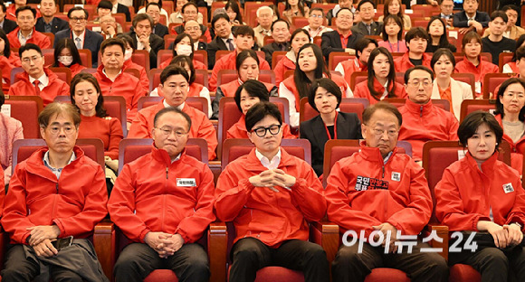 10일 한동훈(왼쪽 세번째)국민의힘 비대원장을 비롯한 당 관계자들이 지상사방송의 총선출구조사 결과발표 굳은 표정으로 지켜보고 있다. [사진=곽영래 기자]