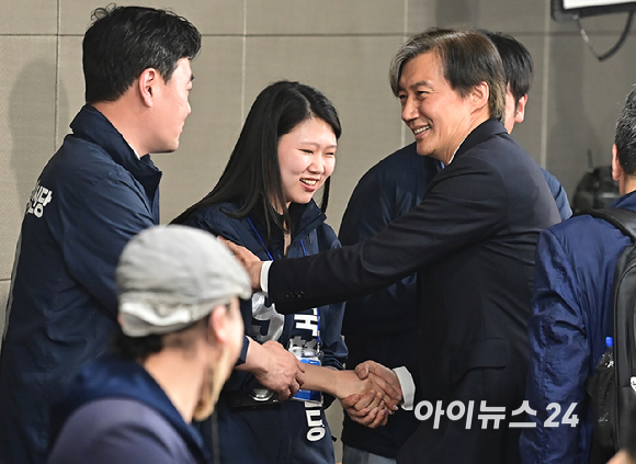 조국 조국혁신당 대표가 10일 오후 서울 여의도 국회 의원회관에 마련된 선거 상황실에서 당원들과 인사를 나누고 있다. [사진=곽영래 기자]