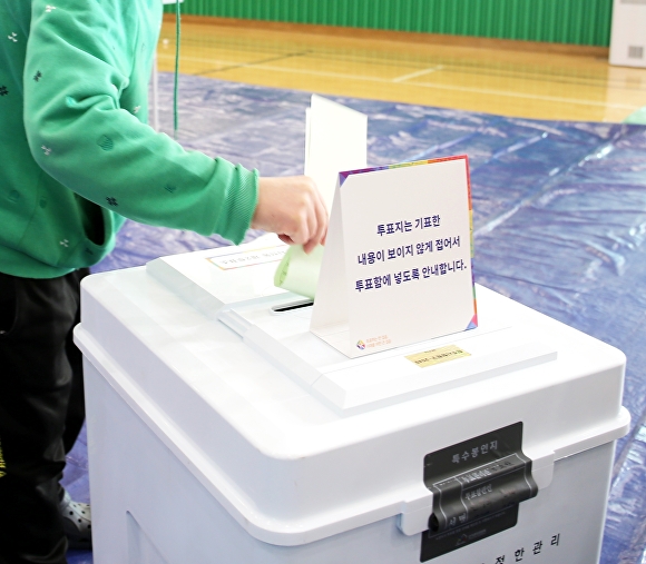 22대 국회의원 선거가 치러지는 10일, 청주여자고등학교에 마련된 투표소에서 유권자들이 투표를 하고 있다. [사진=뉴시스]