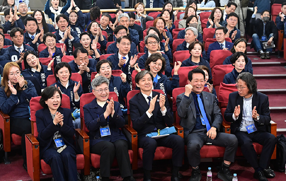 조국 조국혁신당 대표와 비례대표 후보들이 10일 오후 서울 여의도 국회 의원회관에 마련된 선거 상황실에서 출구조사 결과 발표를 보며 환호하고 있다. [사진=곽영래 기자]