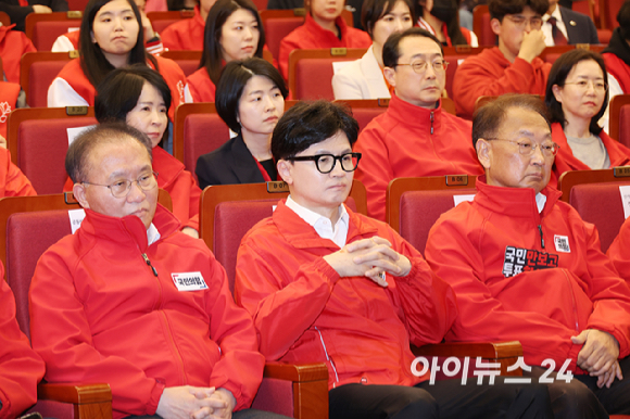 한동훈 국민의힘 총괄선대위원장이 10일 국회 도서관에 마련된 국회의원선거 개표상황실에서 방송사 출구조사 결과 발표를 보고 있다. [사진=곽영래 기자]