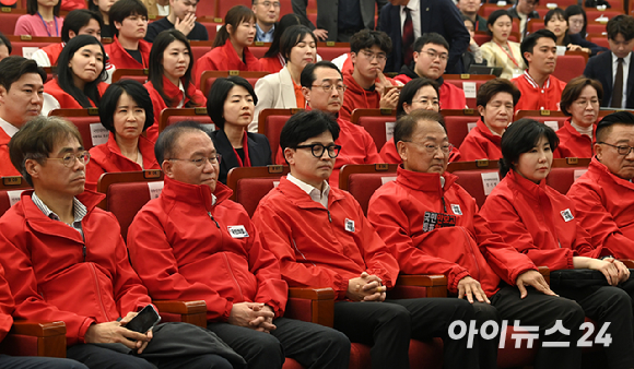 10일 한동훈(왼쪽 세번째)국민의힘 비대원장을 비롯한 당 관계자들이 지상사방송의 총선출구조사 결과발표 굳은 표정으로 지켜보고 있다. [사진=곽영래 기자]