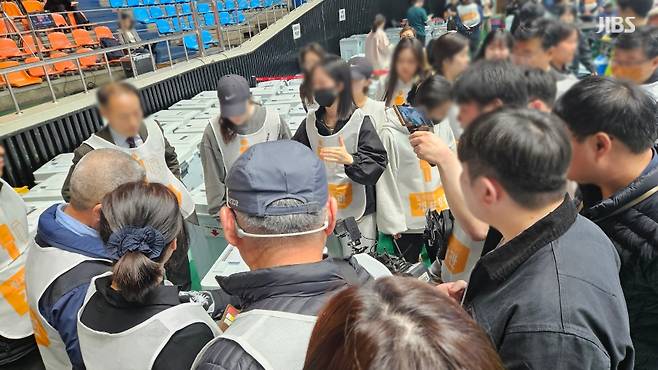 개표참관인들이 제주시 개표장에서 투표함에 대한 이의 제기를 하는 모습 (사진, 김재연 기자)