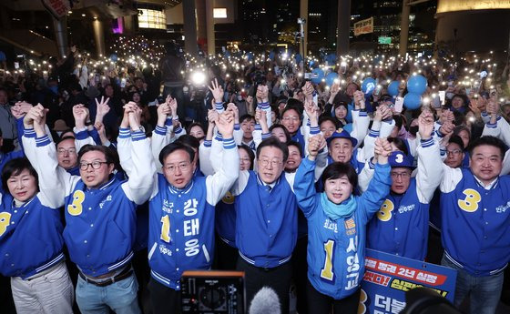 이재명 더불어민주당 대표(앞줄 가운데)가 9일 오후 서울 용산역 광장에서 마지막 유세를 하고 있다. 김성룡 기자