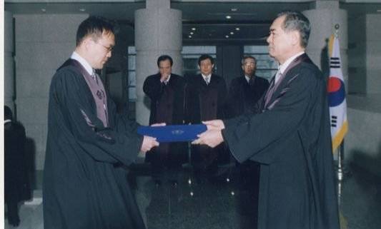 지난 2002년 연수원 졸업 후 예비판사 임용식 모습. 연수원 성적이 좋아 첫 임지부터 줄곧 엘리트 코스를 밟았다. [사진 김성우]