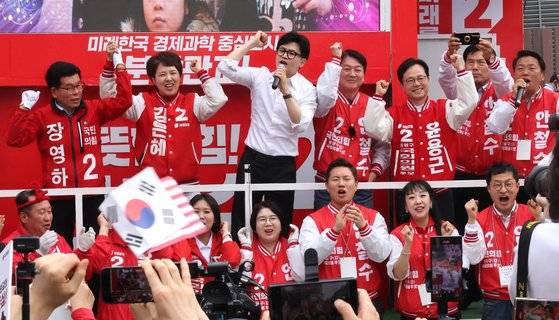 한동훈 위원장, 분당 유세   (성남=연합뉴스) 한상균 기자 = 국민의힘 한동훈 비상대책위원장이 8일 성남시 분당구 야탑동에서 안철수 후보 지원유세를 하고 있다. 2024.4.8   xyz@yna.co.kr (끝)  〈저작권자(c) 연합뉴스, 무단 전재-재배포, AI 학습 및 활용 금지〉