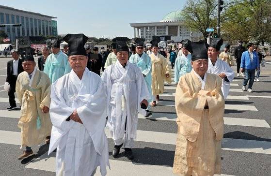 안동지역 유림 인사들의 모임인 안동유교선양회가 9일 오후 서울 영등포구 여의도 국회의사당 앞에서 김준혁 더불어민주당 경기 수원정 후보가 자신의 책에서 퇴계 이황 선생을 두고 성적 표현을 한 것에 대한 규탄 기자회견을 한 뒤 더불어민주당사로 걸어가고 있다. 뉴시스