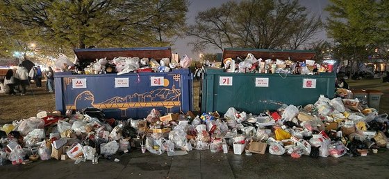 야간에 한강공원에 버려진 쓰레기. 하루 최대 25t의 쓰레기가 발생한다. [사진 서울시]