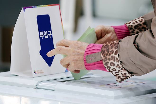 제22대 국회의원 선거일인 10일 오전 광주 서구의 한 투표소에서 한 시민이 투표하고 있다. 연합뉴스
