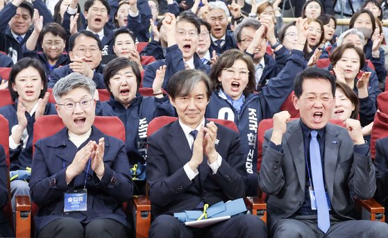 (서울=뉴스1) 구윤성 기자 = 조국 조국혁신당 대표와 비례대표 후보들이 10일 오후 서울 여의도 국회의원회관에 마련된 개표상황실에서 출구조사 결과를 보며 환호하고 있다.(공동취재) 2024.4.10/뉴스1