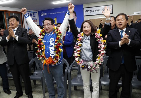 제22대 국회의원 선거 전남 고흥·보성·장흥·강진 선거구에서 압도적 표차로 1위에 오른 더불어민주당 문금주 후보가 김혜원 여사와 차영수 전남도의원 등 캠프 관계자들과 기쁨을 함께 하며 두 손을 번쩍 들고 있다. 뉴시스