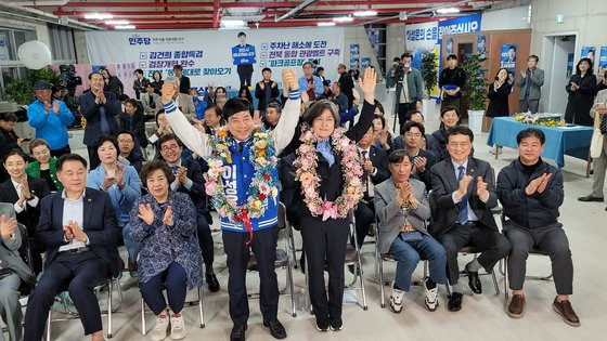 더불어민주당 이성윤(왼쪽) 전주을 후보 부부가 10일 개표 결과 당선이 유력해지자 선거사무소에 있던 지지자들로부터 박수를 받고 있다. 사진 이성윤 후보 캠프