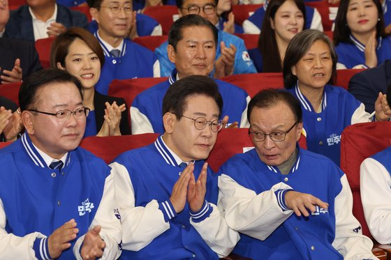 이재명 더불어민주당 대표가 10일 오후 서울 여의도 국회 의원회관에 마련된 제22대 국회의원선거 개표상황실에서 출구조사 결과를 보며 박수치고 있다. 연합뉴스