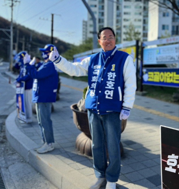 ▲ 더불어민주당 한호연 후보는 9일 정선군 사북 군립병원 앞에서 출근길 유세를 했다.