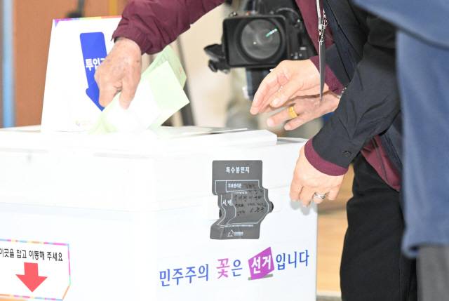 ▲ 제22대 국회의원선거가 실시된 10일 춘천 봄내체육관에서 유권자들이 투표를 하고 있다. 김정호