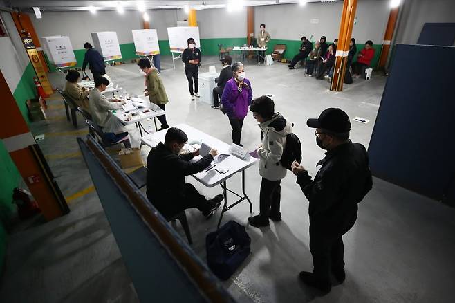 제22대 국회의원 선거일인 10일 오전 서울 마포구 공덕 1-2공영주차장에 마련된 공덕동 제4투표소를 찾은 유권자들이 소중한 한 표를 행사하고 있다. 사진=뉴스1