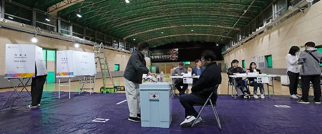 제22대 국회의원 선거일인 10일 서울 서대문구 홍제배드민턴장에 마련된 홍제 제3동 제3투표소에서 유권자들이 투표를 하고 있다./ 20240410 임대철 기자
