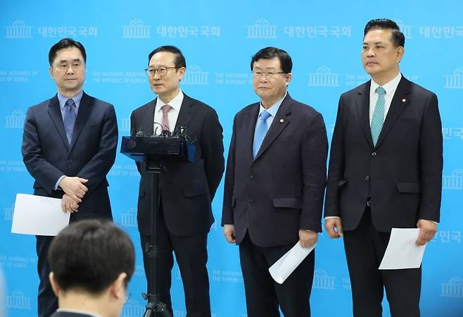 더불어민주당 탈당파인 새로운미래 김종민 공동대표와 홍영표, 설훈, 박영순 의원이 3월 7일 국회 소통관에서 민주연대 추진을 위한 기자회견을 한 후 취재진의 질문에 답하고 있다. 연합뉴스