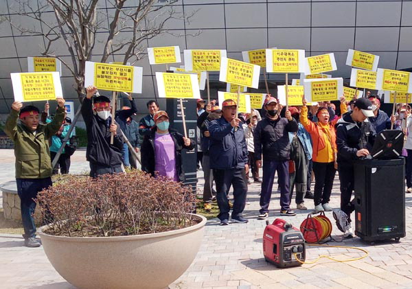 ‘가덕신공항대항지구보상대책위원회’가 9일 세종시 국토교통부 청사 앞에서 이주·생계대책 수립을 촉구하는 집회를 열고 있다.  염창현 기자