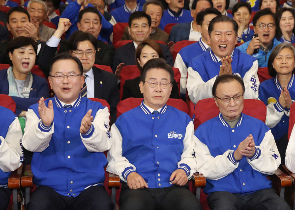 더불어민주당 이재명 대표, 이해찬·김부겸 상임공동선거대책위원장 등 당 지도부가 10일 오후 서울 여의도 국회 의원회관에 마련된 제22대 국회의원선거(총선) 민주당 개표 상황실에서 방송사 출구조사 결과를 지켜보며 환호하고 있다. 2024.4.10 [공동취재]