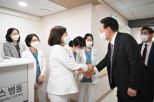 윤석열 대통령이 9일 경기 부천시 소사구의 심장전문병원인 부천세종병원을 방문, 입원병동에서 간호사들을 격려하고 있다.  대통령실 제공