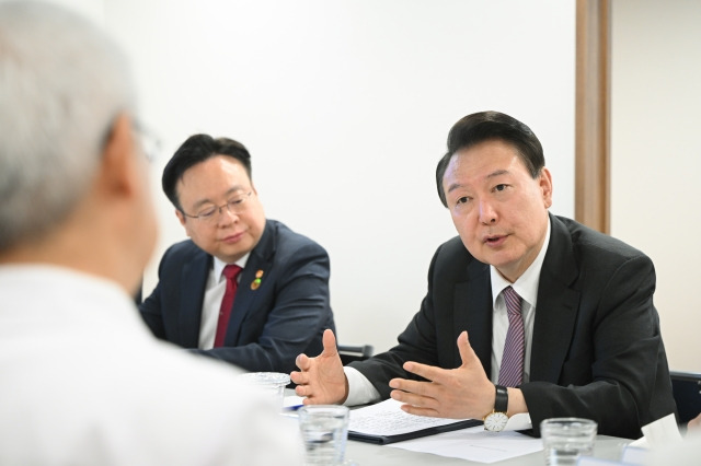 윤석열 대통령이 9일 경기 부천시 소사구의 심장전문병원인 부천세종병원을 방문해 의료진과 간담회를 하고 있다. 대통령실 제공