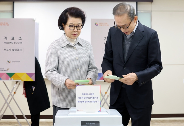 이명박 전 대통령과 부인 김윤옥 여사가 제22대 국회의원선거일인 10일 오전 서울 국민연금공단서울남부지역본부에 마련된 논현1동제3투표소에서 투표를 하고 있다. 공동취재사진